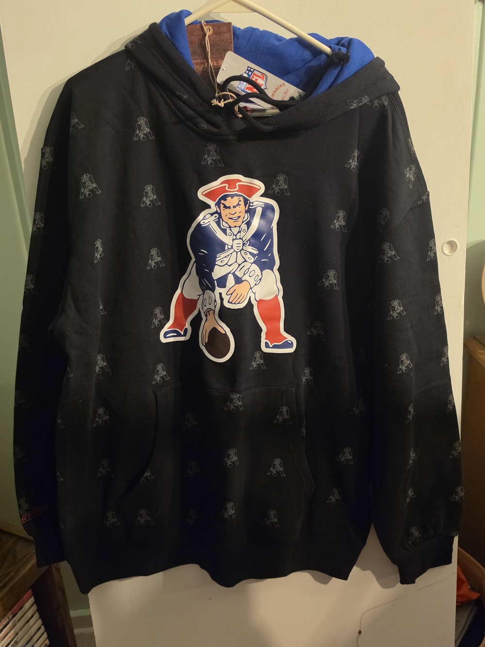 NWT New England Patriots Hoodie (Size large)